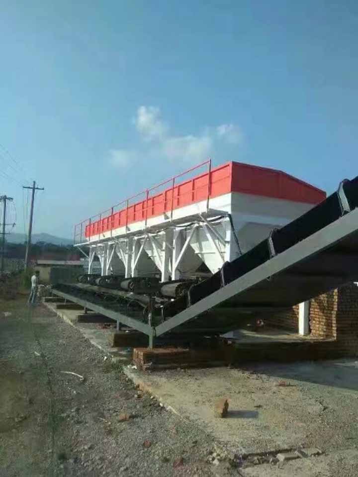 穩(wěn)定土拌合站施工現(xiàn)場(chǎng)圖4 穩(wěn)定土拌合站施工現(xiàn)場(chǎng)圖4